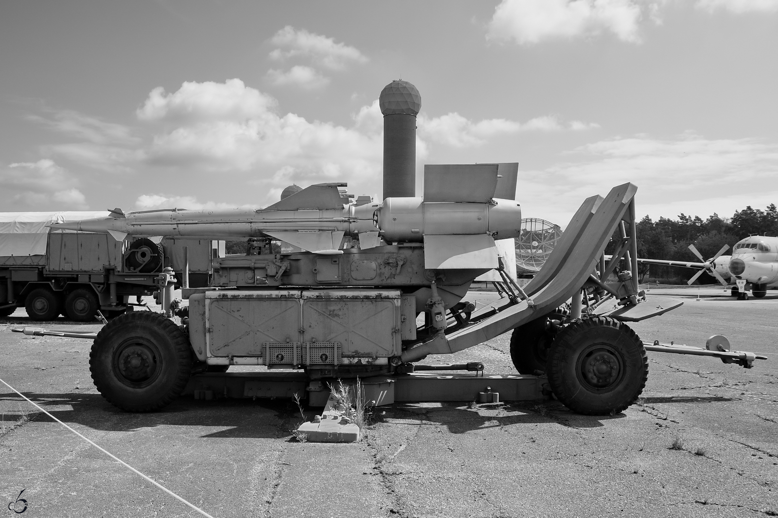 Auf diesen Anhänger ist die Startrampe 5P71 mit zwei Flugabwehrraketen S-125 5W27 Newa (SA-3 Goa) installiert. (Militärhistorisches Museum der Bundeswehr am Flugplatz Berlin-Gatow, August 2023)