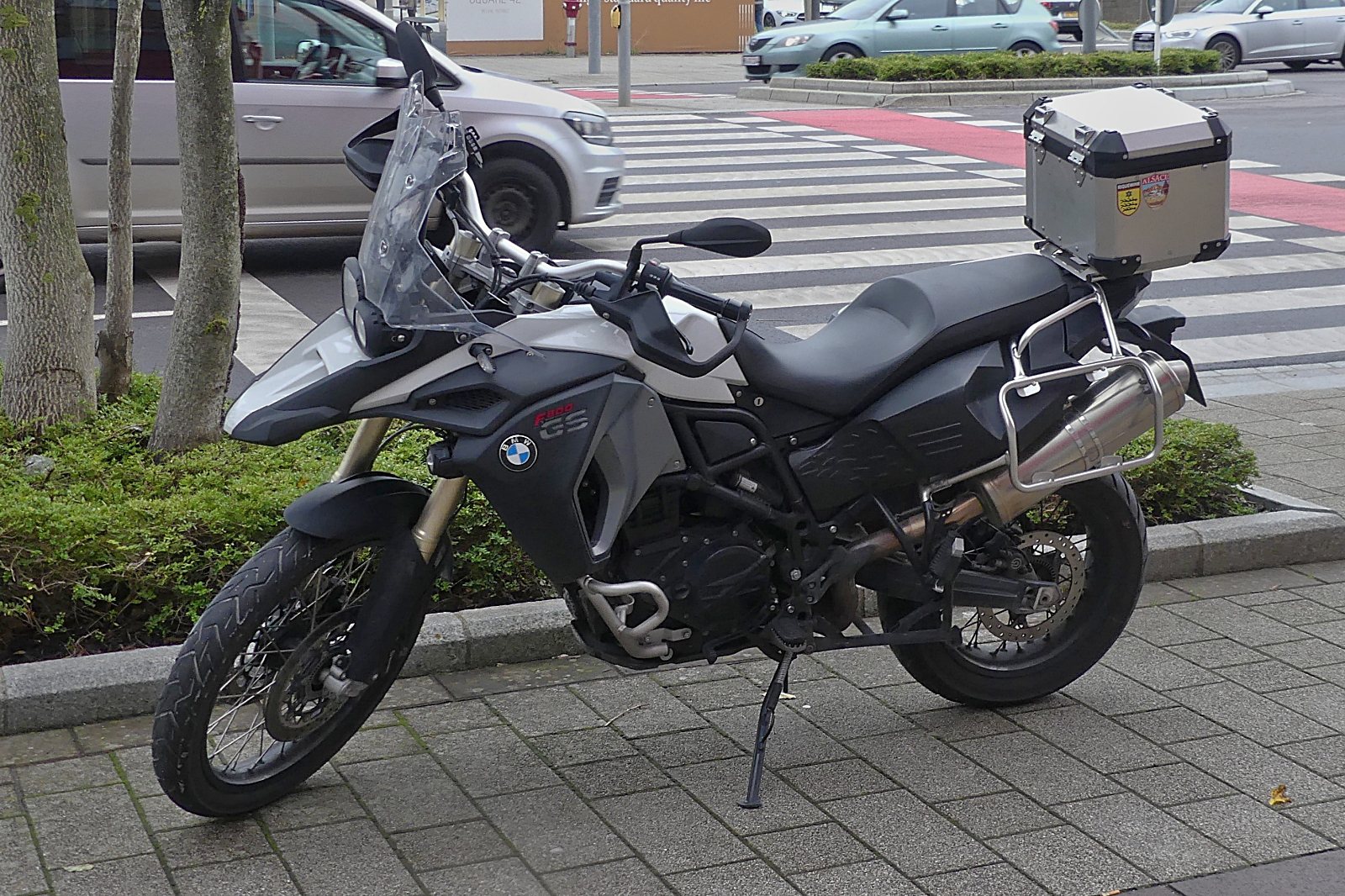 BMW F800 GS Motorrad stand auf dem Bürgersteig. 10.2023