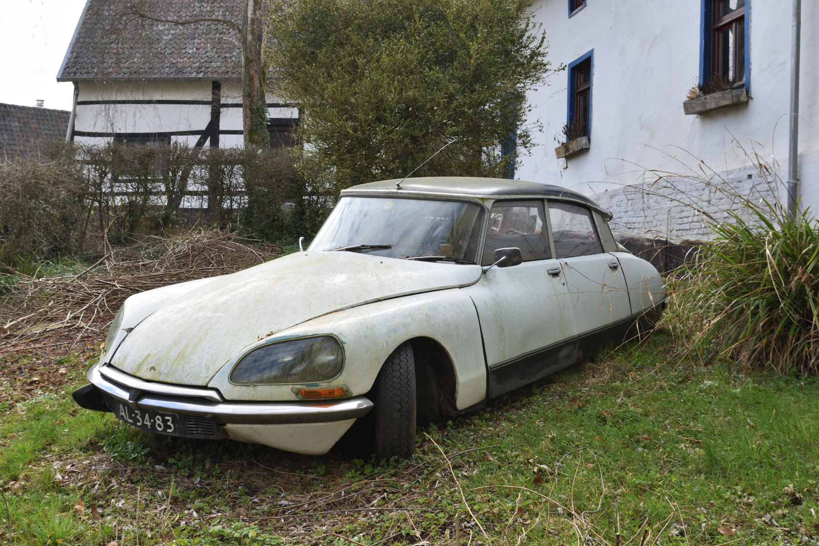 Citroën DS (1967–1970), 2. Modellgeneration, auf einem Bauernhof abgestellt. Gesehen am 9.3.2024 in Oud Lemiers NL