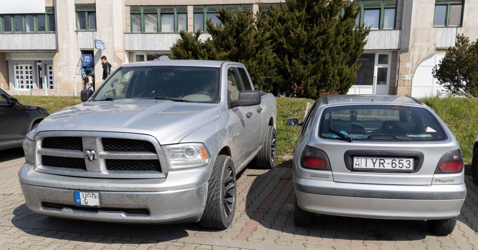 Der Dodge Ram aus 2009 ist viel mehr größer als ein Renault Mégane aus 1998. Foto: April, 2023.