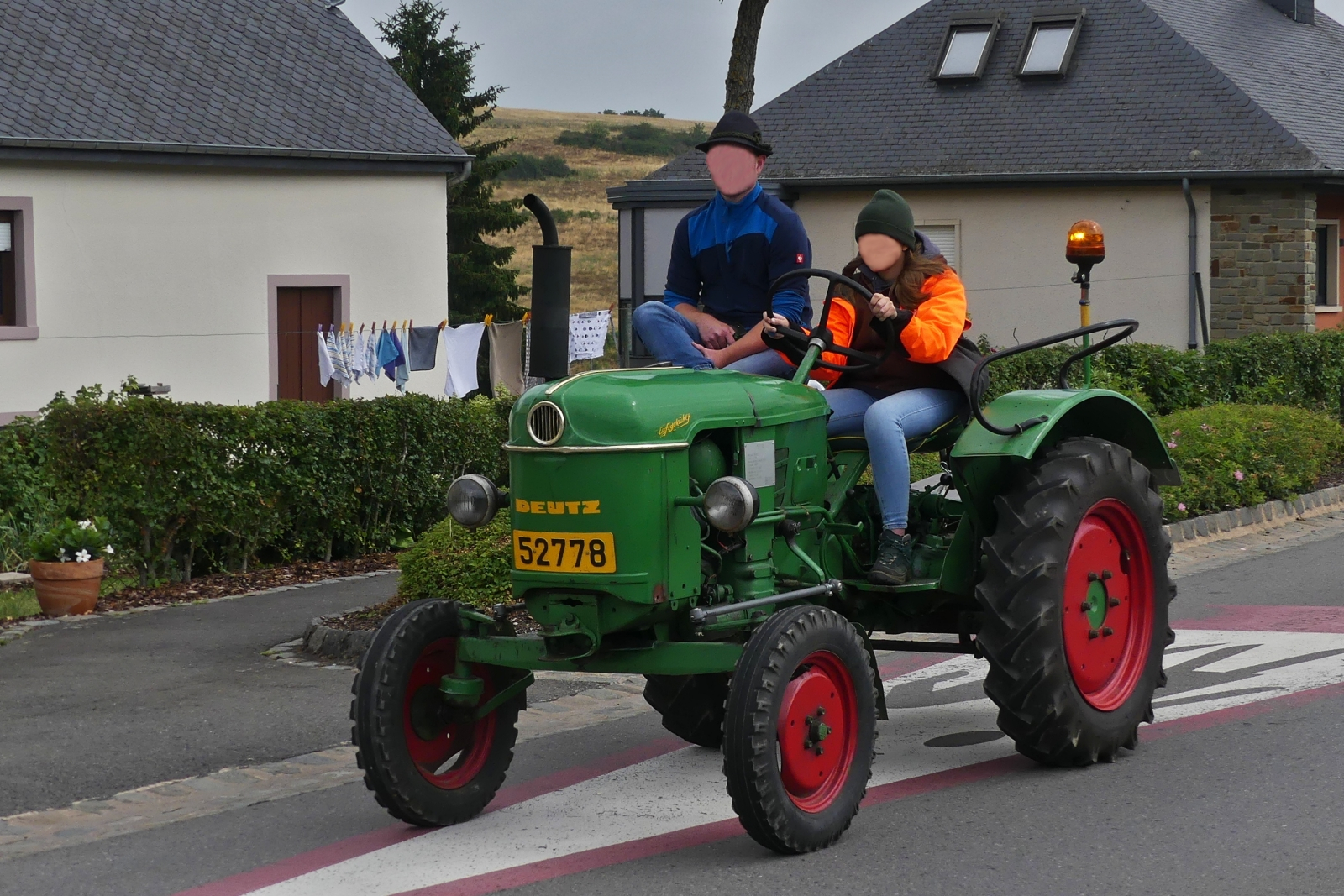 Deutz Traktor, fuhr bei der Rundfahrt in der Nhe von Wiltz mit. 02.07.2023