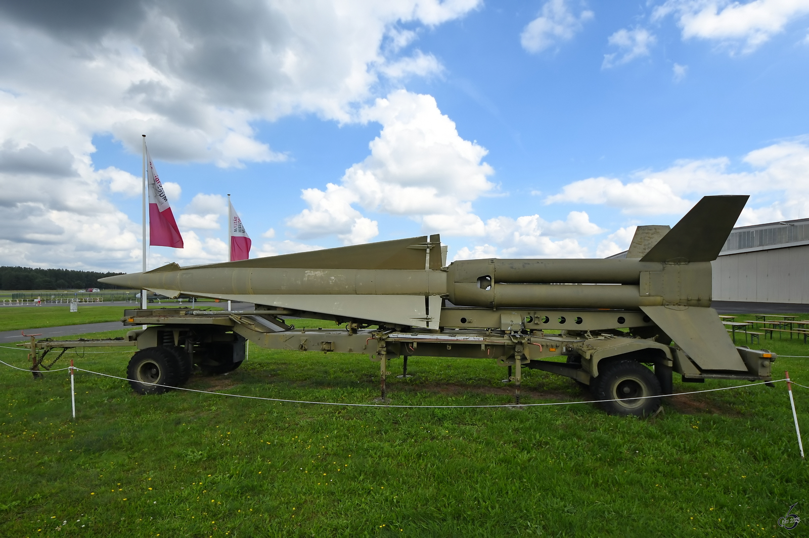 Dieser Anhänger ist mit einer Rakete MIM-14 Nike Hercules beladen. Diese wurde von 1959 bis 1989 bei der Bundeswehr in der Flugabwehr eingesetzt, konnte jedoch auch Bodenziele bekämpfen. (Militärhistorisches Museum der Bundeswehr am Flugplatz Berlin-Gatow, August 2023)