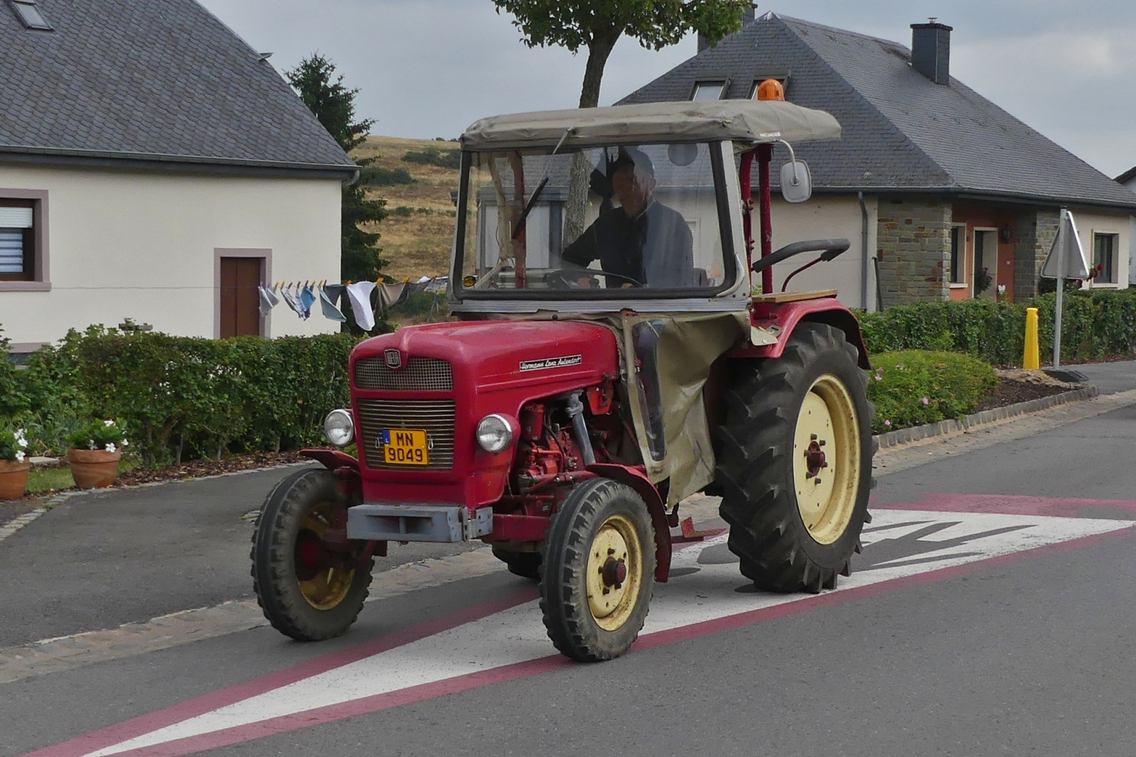 Hela Traktor, aufgenommen bei einer Rundfahrt in der Nhe von Wiltz. 02.07.2023