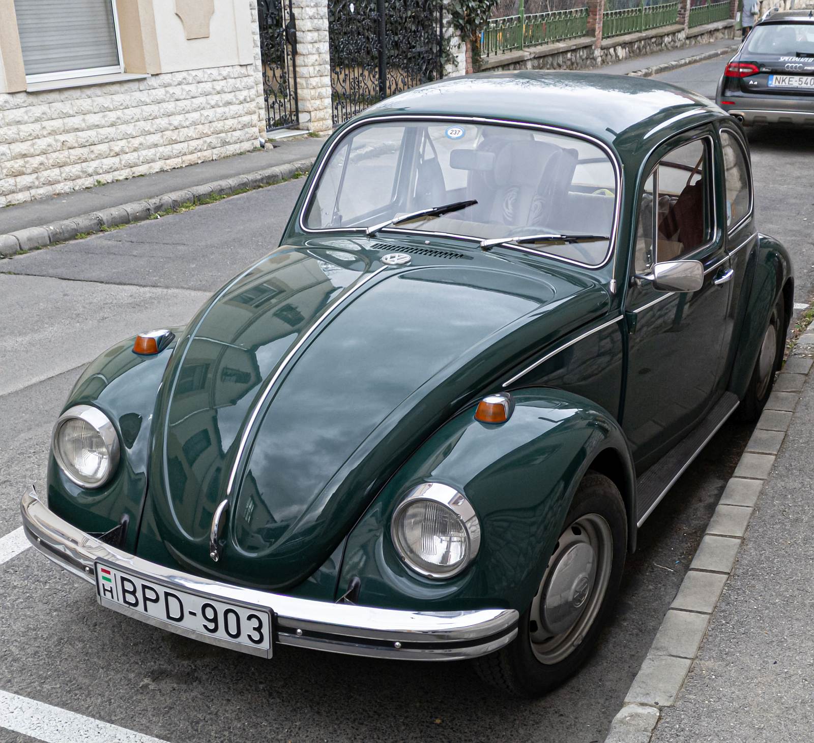 Hier ist ein dunkelgrüner VW Käfer (Modelljahr, 1968) zu sehen. Die Aufnahme stammt von März, 2023.