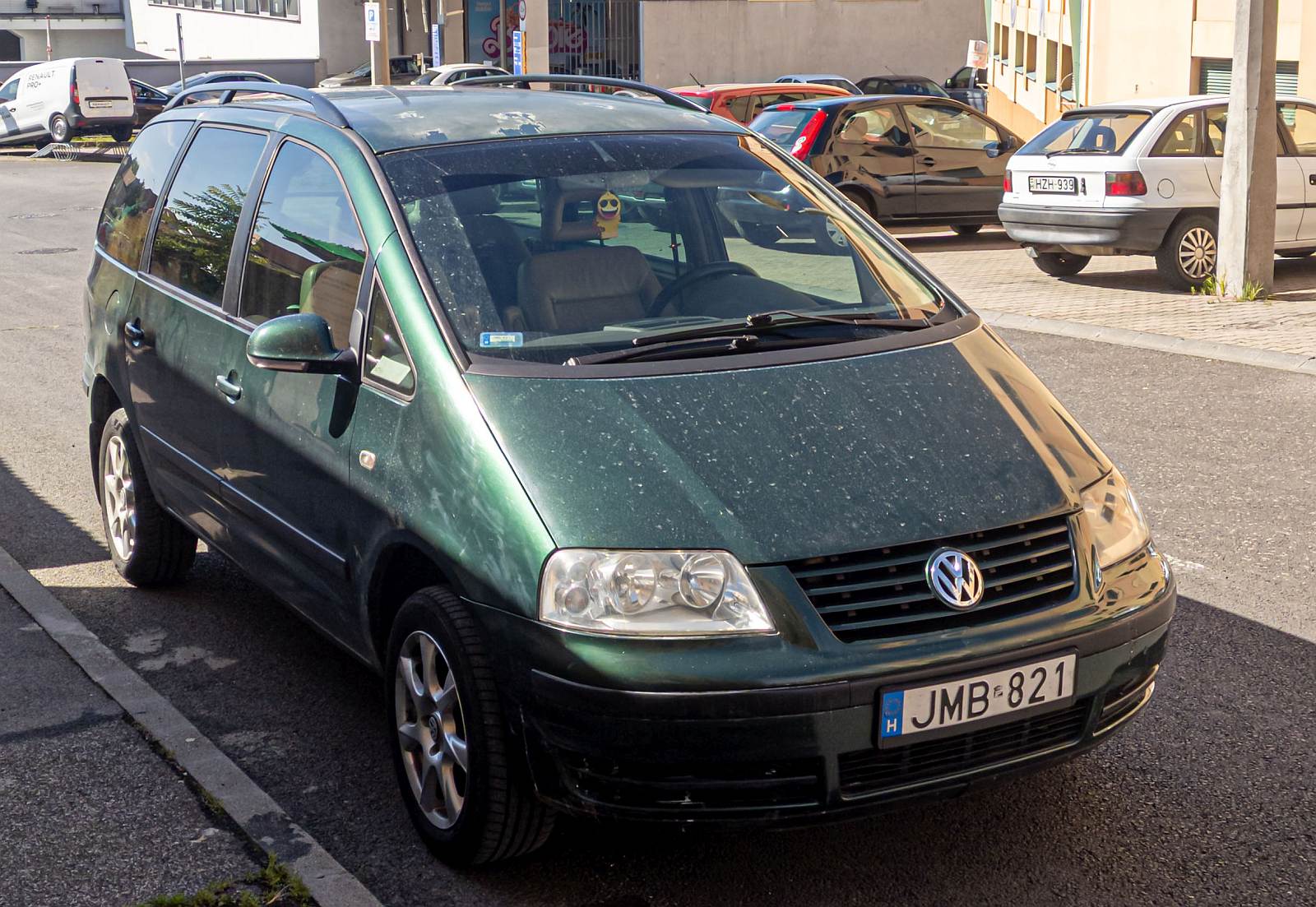 Hier ist ein VW Sharan (erste Generation, Facelift) in der Farbe Bright Green zu sehen. Foto: August, 2023.