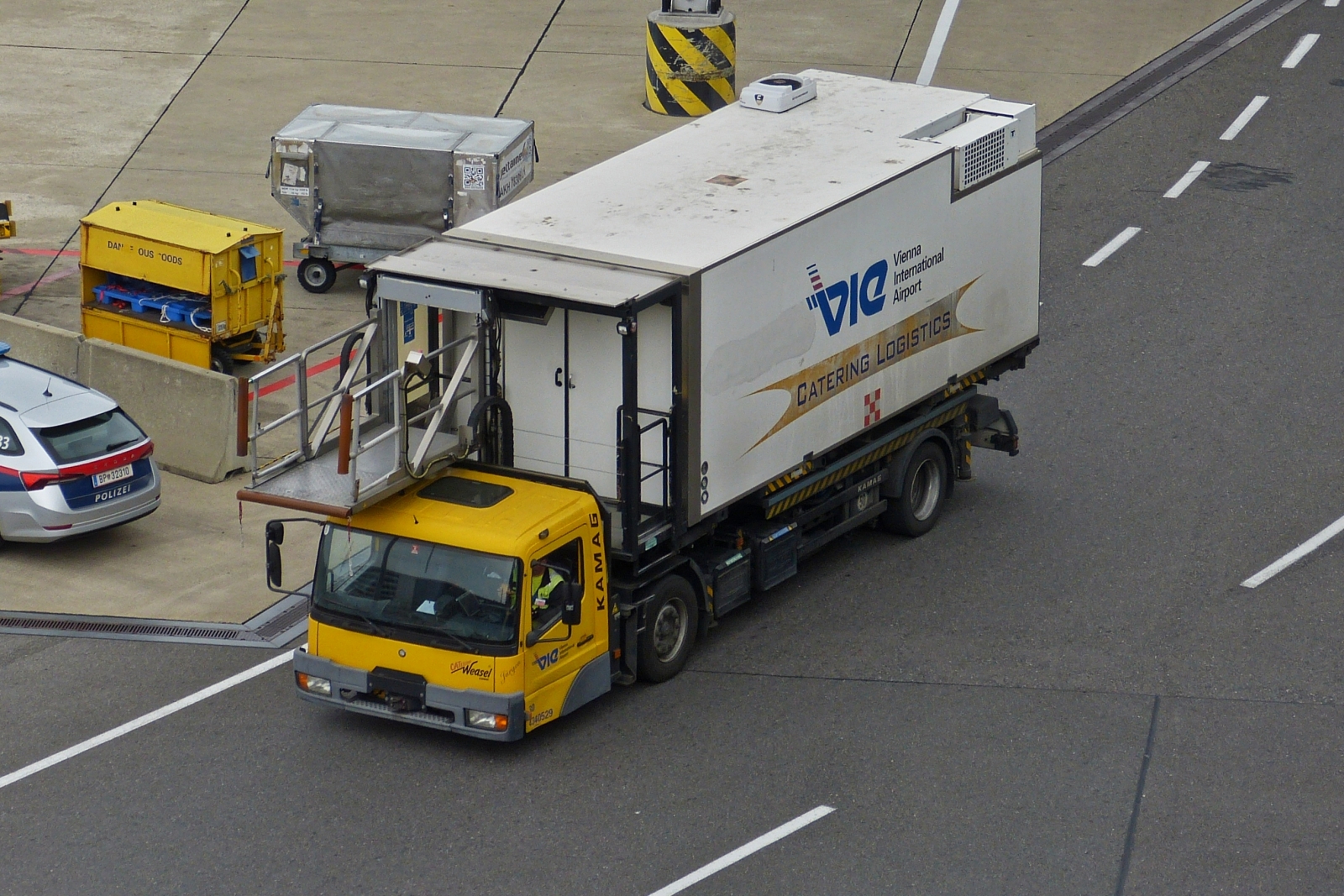 Kamag E-Catering Wiesel, unterwegs zum nchsten Flugzeug, auf dem Flughafen in Wien. 04.06.2023