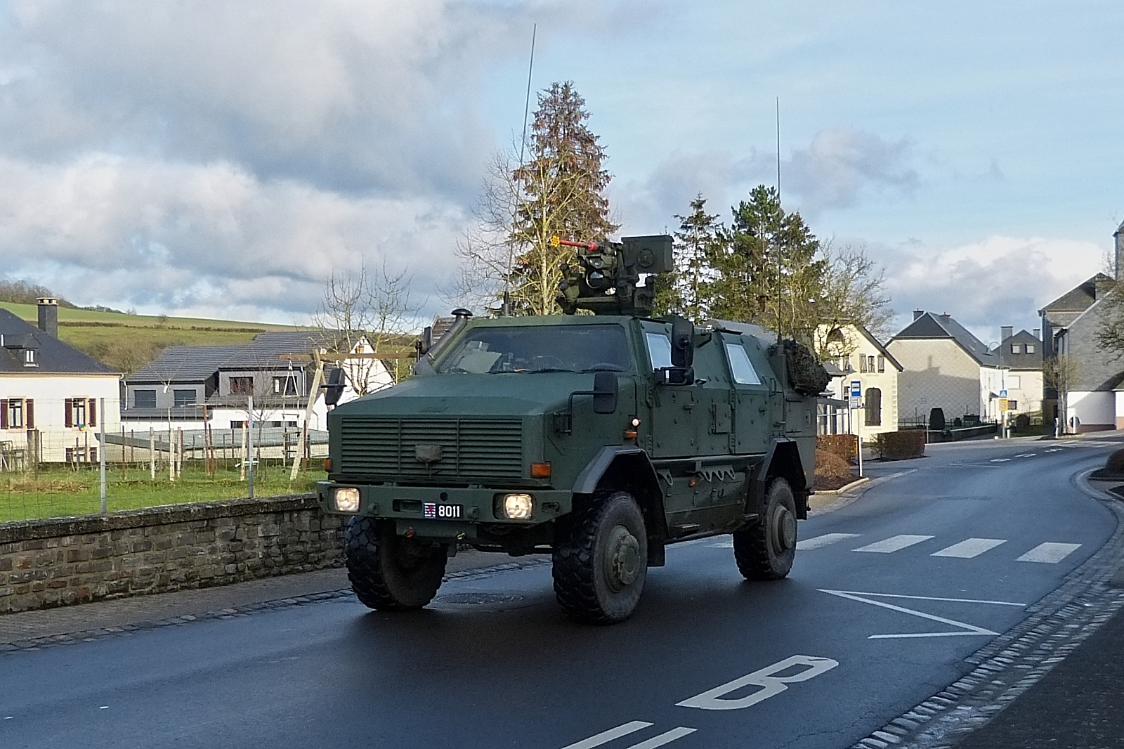 KMW Dingo der luxemburgischen Armee, fährt  mir an einer Bushaltestelle nahe Wiltz vor die Linse. 01.2023