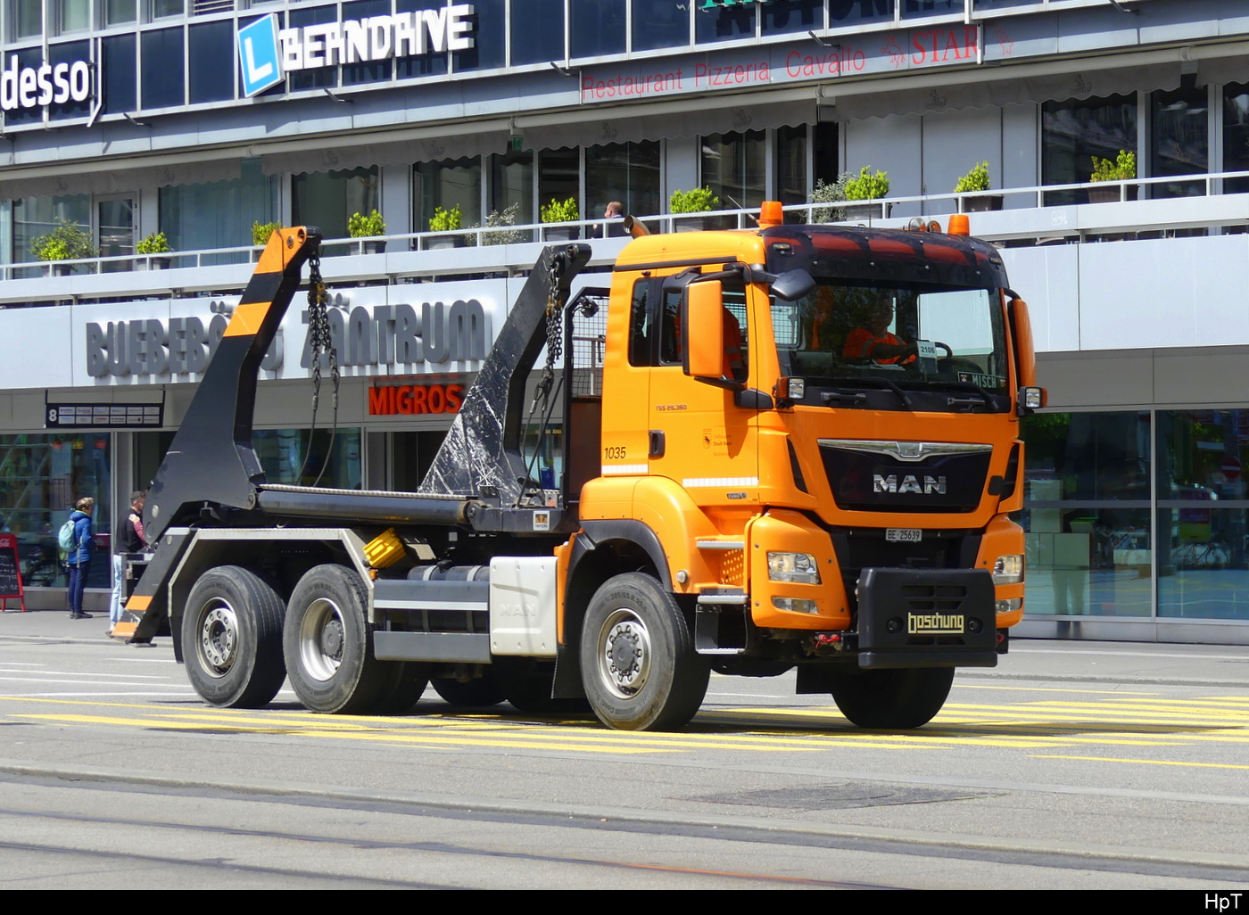 MAN Muldentransporter unterwegs in der Stadt Bern am 29.04.2024