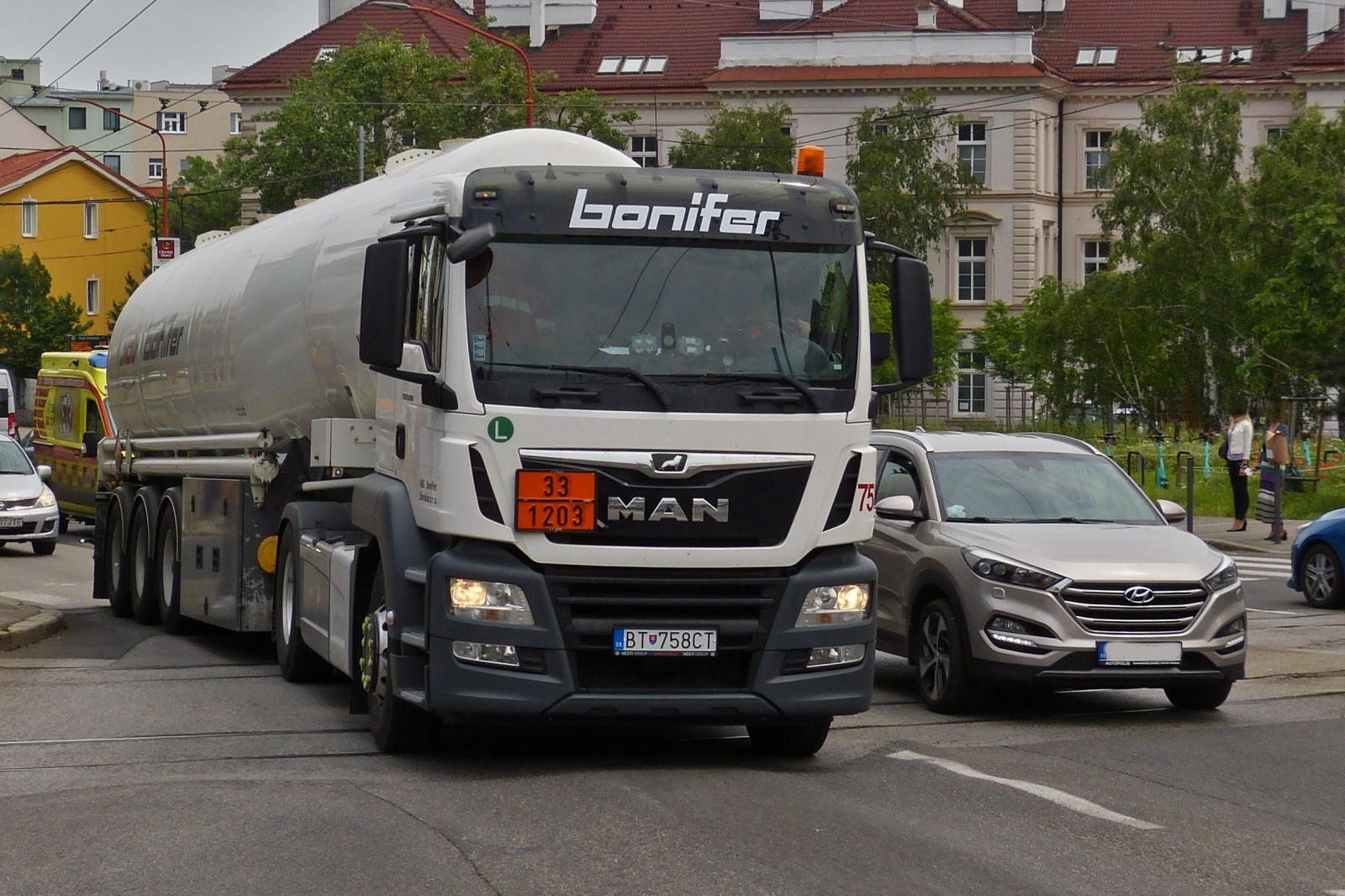 MAN Tanksattelzug, aufgenommen in den Straen von Bratislava. 06.2023 