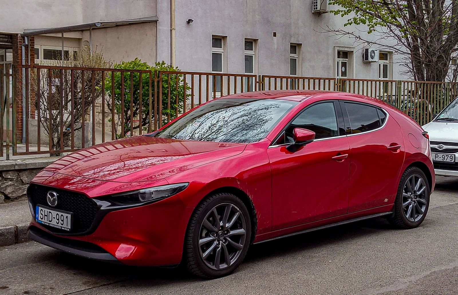 Mazda 3  BP , vierte Generation, aufgenommen in April, 2021. Die Farbe heißt Soul Red.