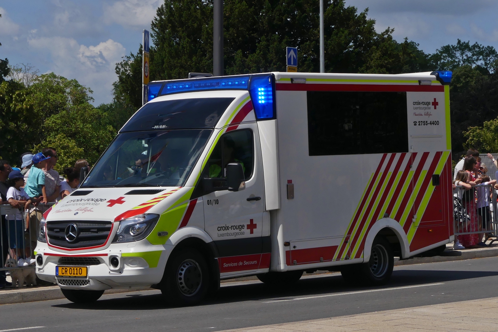 Mercedes Benz Sprinter, des Luxemburgischen Roten Kreuz, nahm an der Militärparade in der Stadt Luxemburg teil. 23.06.2023
