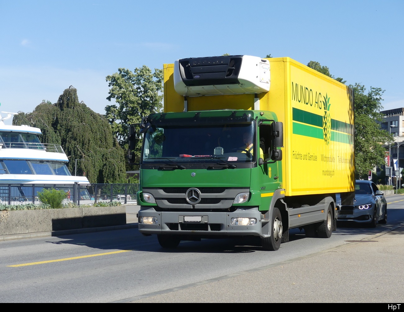 Mercedes Kühllaster unterwegs in der Stadt Zug am 15.07.2023