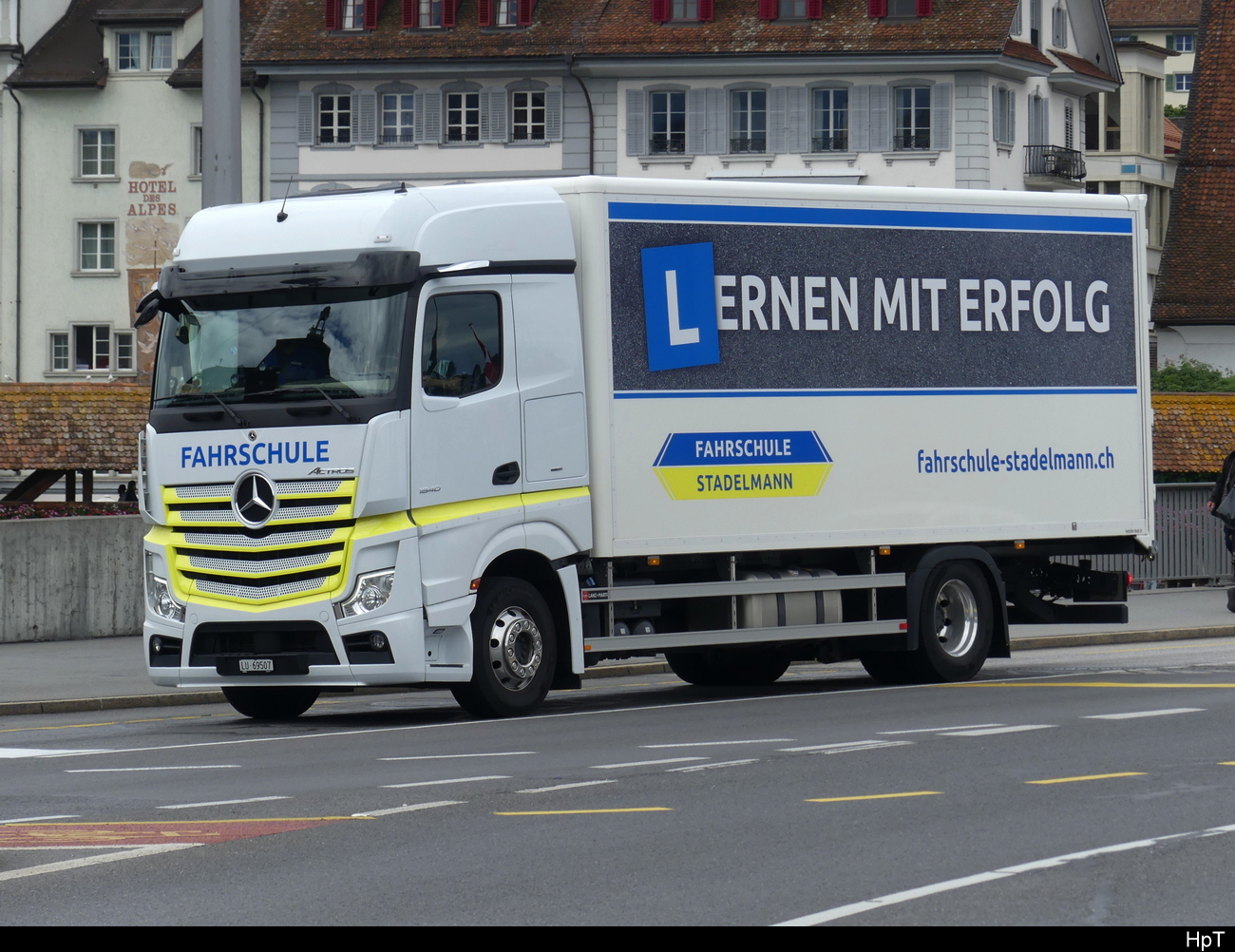 Mercedes mit Kastenaufbau unterwegs in der Stadt Luzern am 27.07.2023