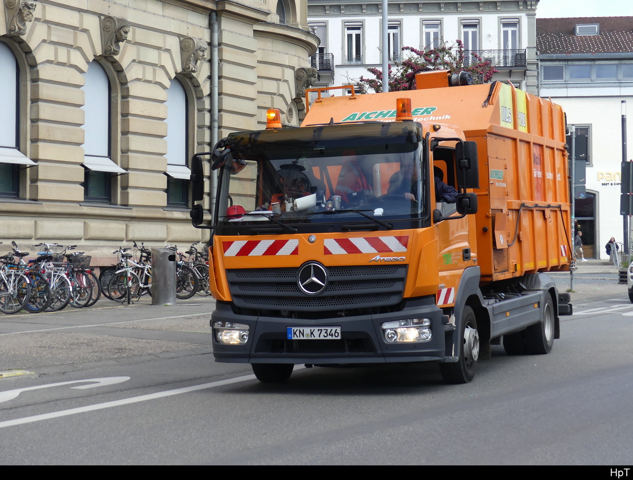 Mercedes Müllwagen unterwegs in Konstanz am 25.05.2023