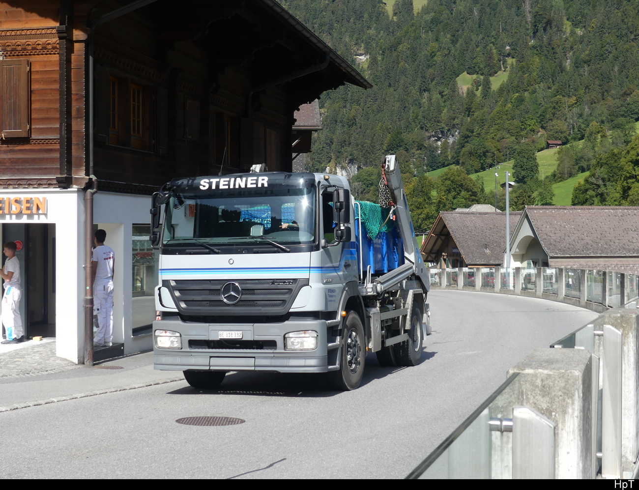 Mercedes Muldentransporter unterwegs in Lauterbrunnen am 28.09.2023