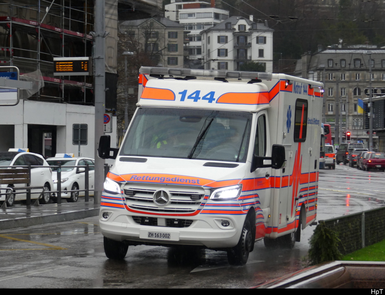 Mercedes Rettungswagen unterwegs vor dem HB Zürich am 15.01.2023