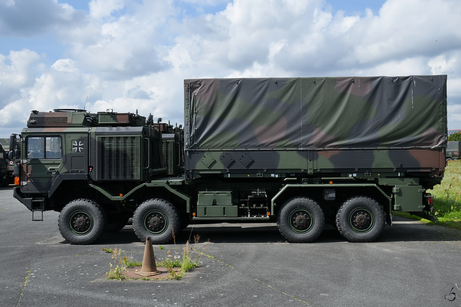 Mitte August 2023 waren jede Menge militärische 8x8-Lastkraftwagen der Rheinmetall/MAN HX-Serie am Flughafen Berlin-Gatow abgestellt.