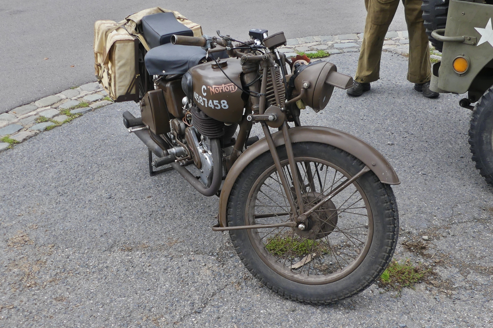 Motorrad Norton 16H, BJ 1941, aufgenommen am Straßenrand. 08.2023