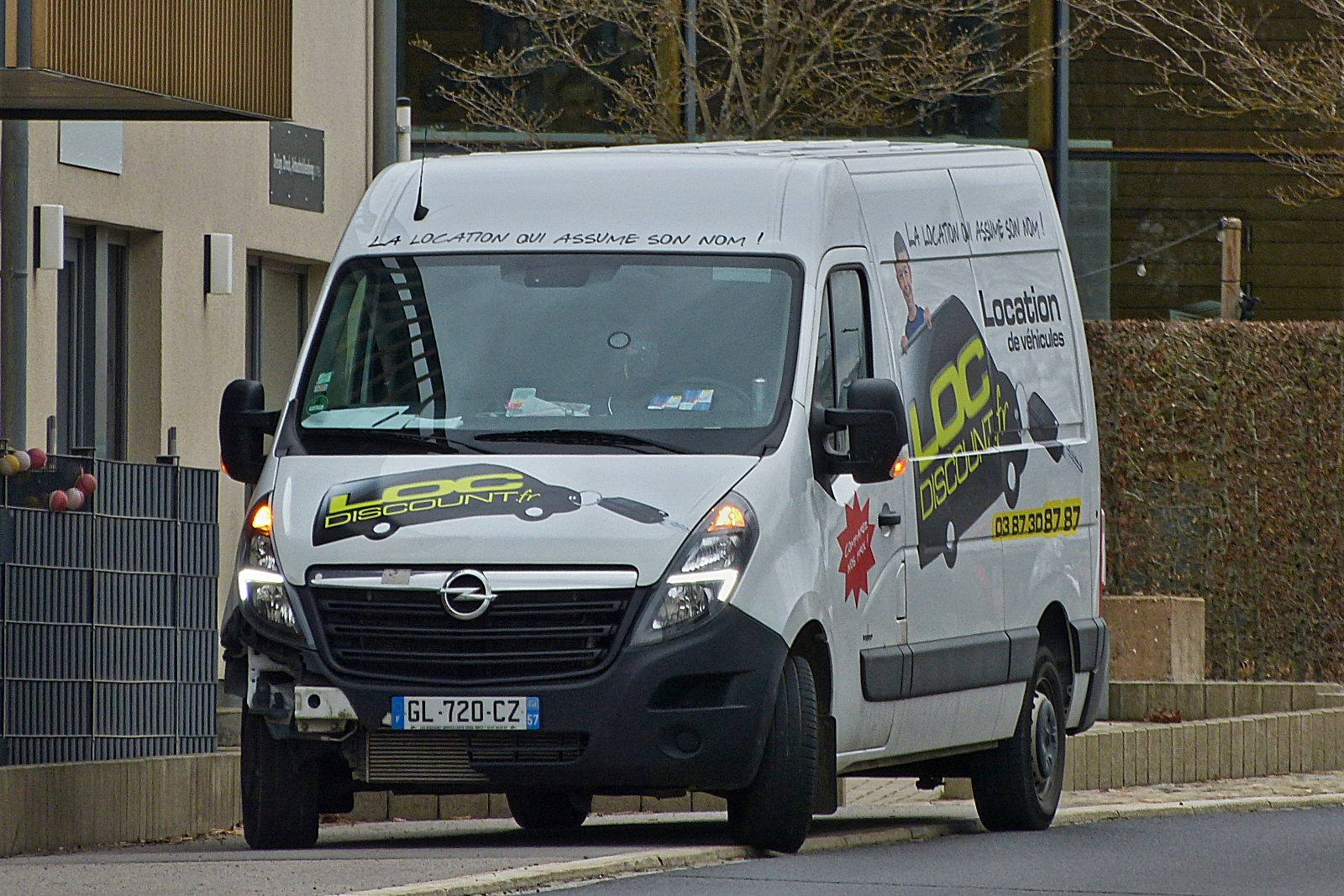 Opel Movano, leicht ldiert aus dem Franzsischen Grenzgebiet, stand zum Entladen am Straenrand. 03.2023  