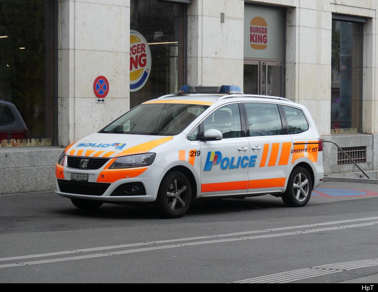 Polizei Genf unterwegs in einem Seat in Genf am 16.04.2023
