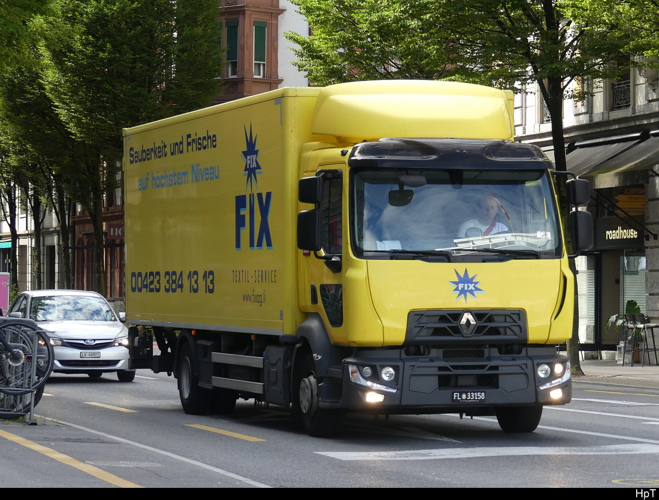 Renault mit Kastenaufbau unterwegs in Luzern am 27.07.2023