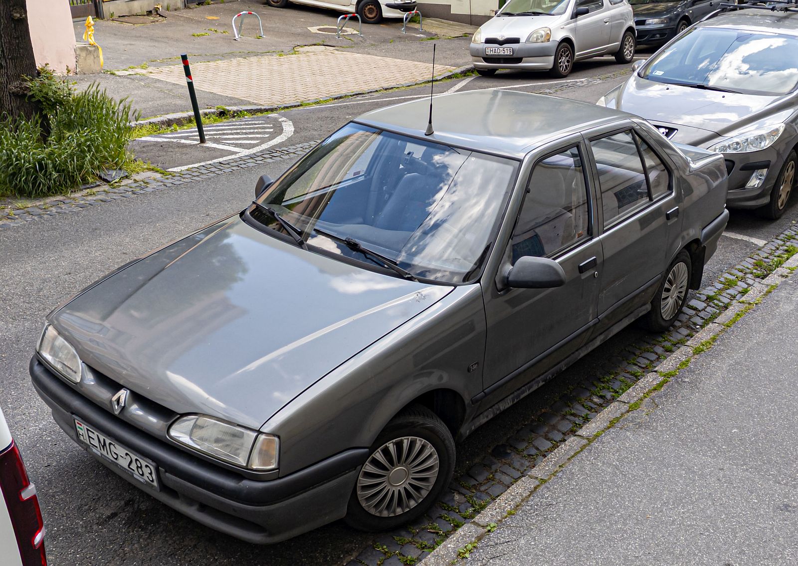 Renault R 19 Limousine (Stufenheck) . Foto: April, 2023.