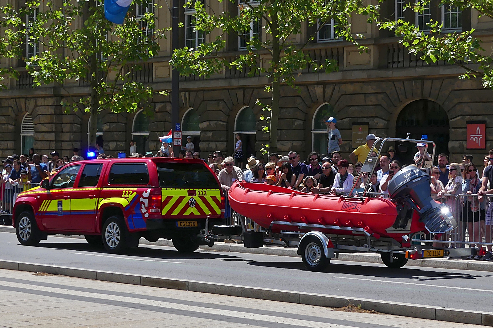 Rettungsboot auf dem Anhänger gezogen von einem VW Amarok, des CGDIS, war bei der Militärparade in der Stadt Luxemburg mit dabei. 23.06.2023.