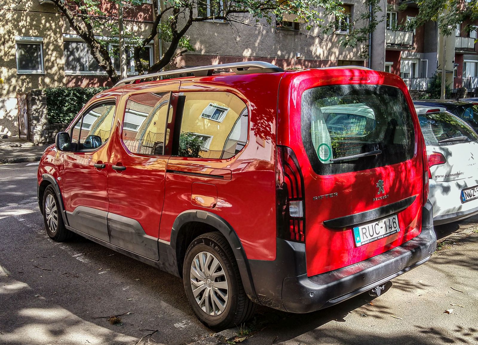 Rückanischt: roter Peugeot Rifter. Foto: August, 2021.