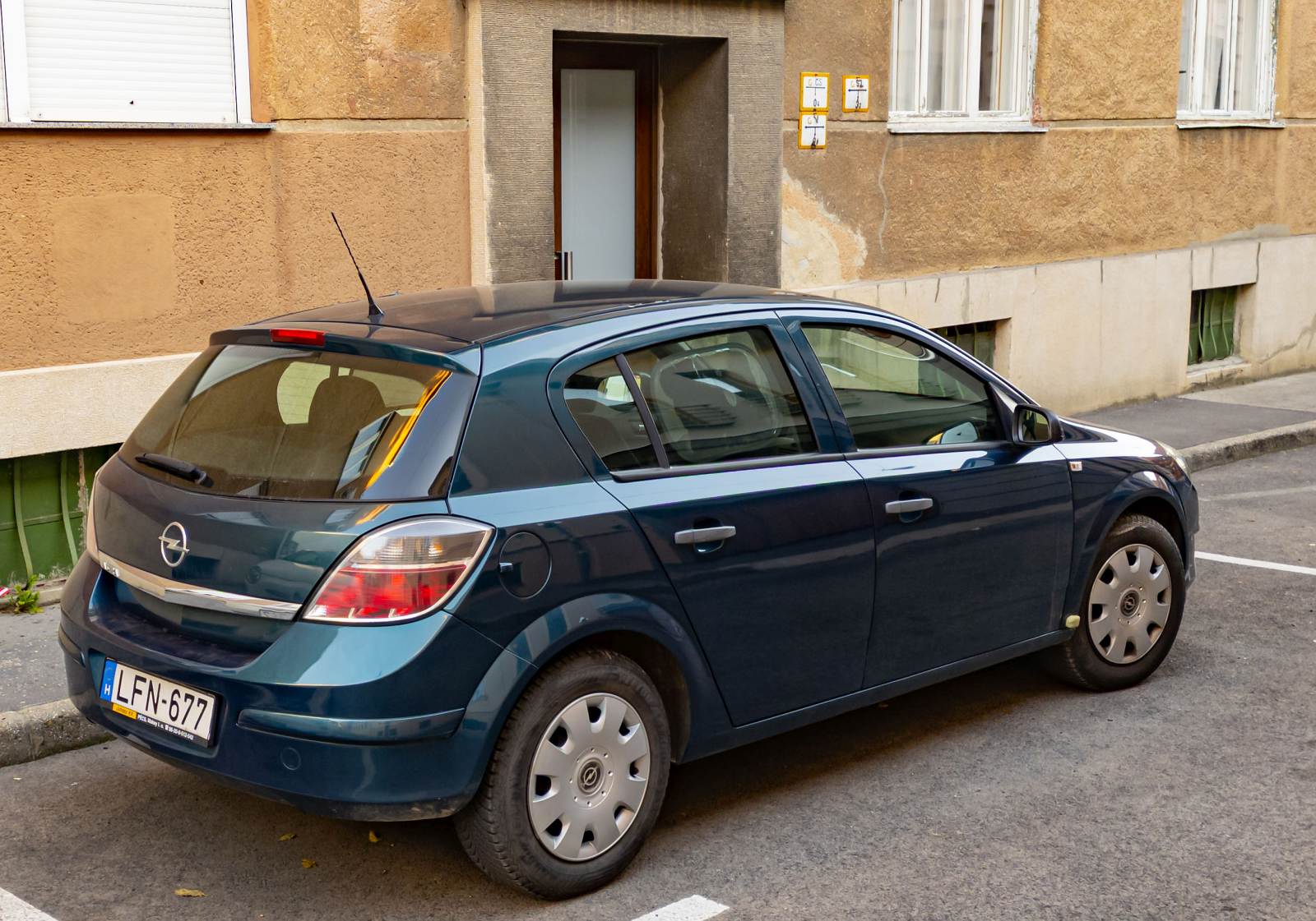 Rückansicht / Seitenansicht: Opel Astra H in der Farbe Petrolblau / Peacock. Die Aufnahme stammt von Oktober, 2022.