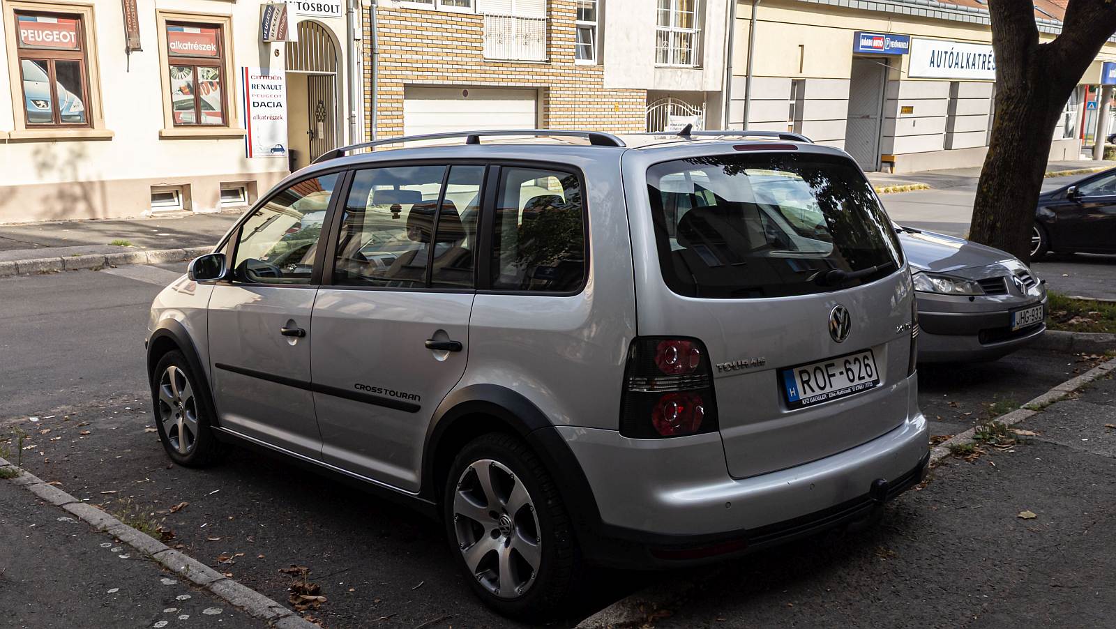 Rückansicht / Seitenansicht: VW Cross Touran. Foto: 09.2022.
