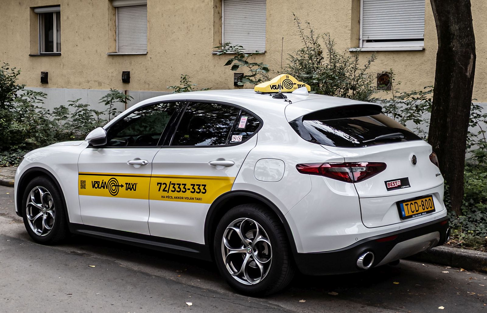 Rückansicht: Alfa-Romeo Stelvio. Interessante Wahl für ein Taxiwagen... Foto: 10.2022