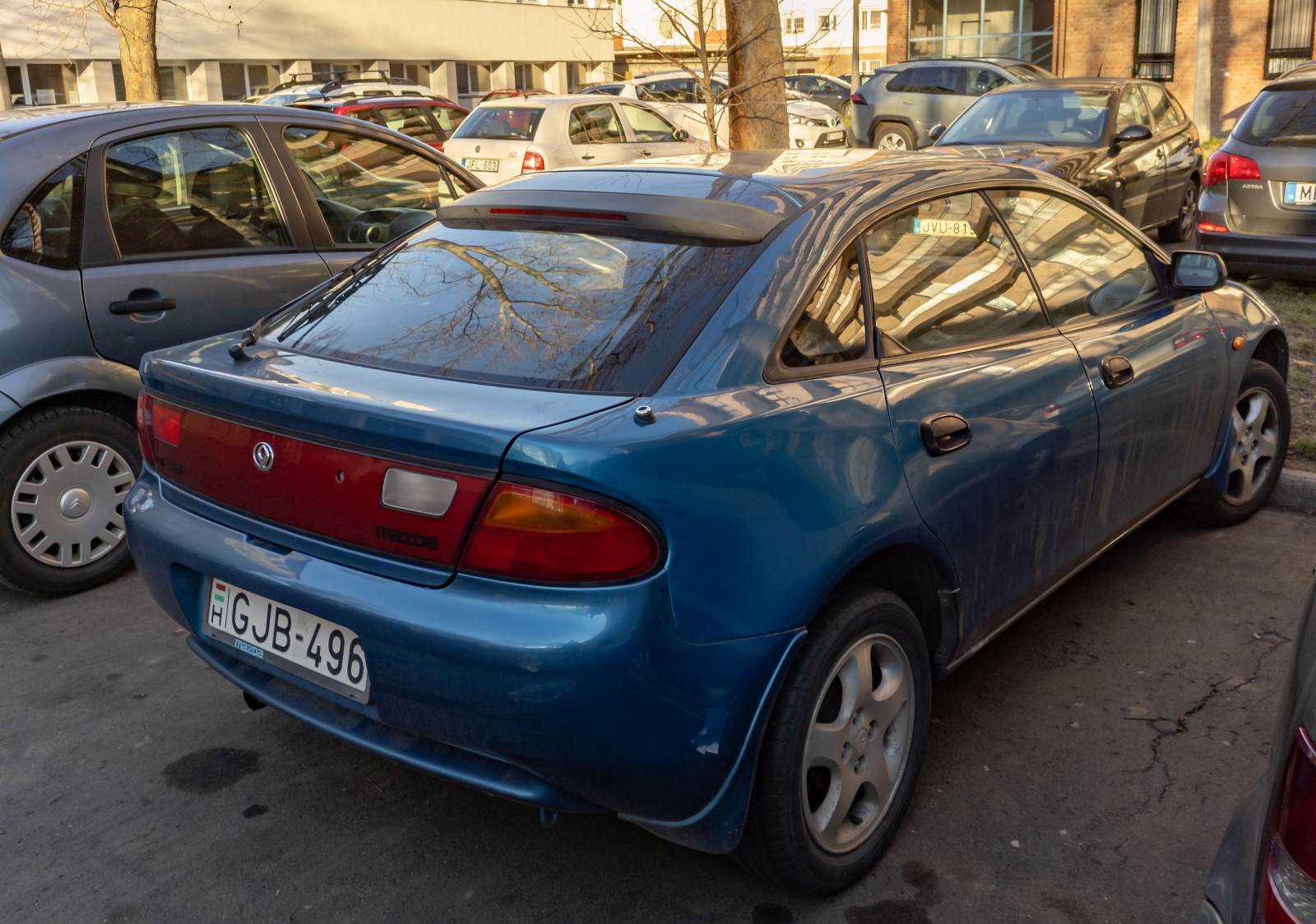 Rückansicht: blauer Mazda 323F. Foto: 02.2022.