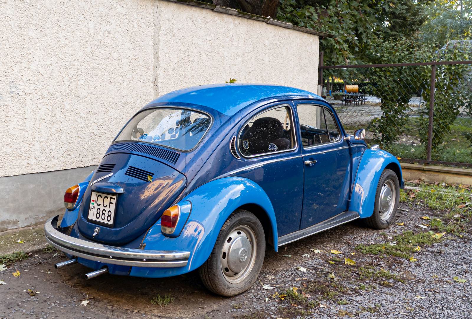 Rückansicht: blauer VW Käfer 1300. Foto: 10.2022.