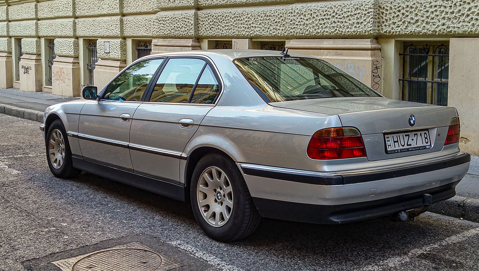 Rückansicht: BMW 7 E38. Foto: 07.2021.