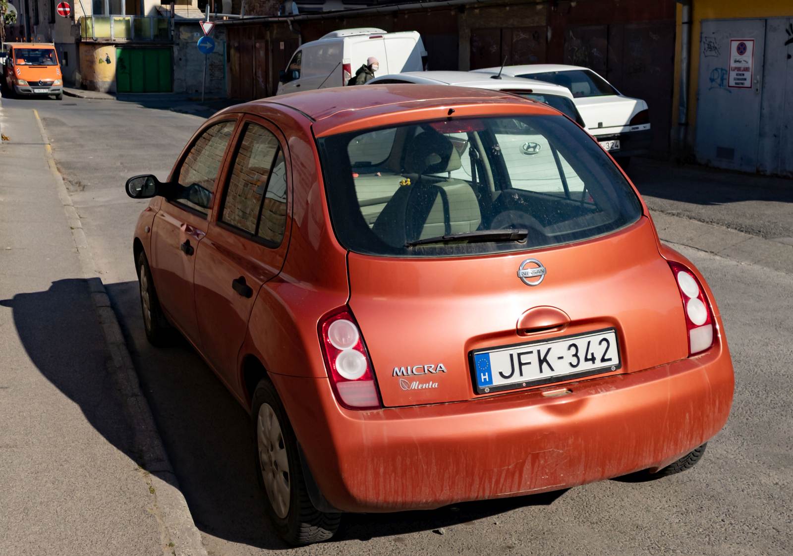 Rückansicht: Nissan Micra K12 in Orange. Foto: 03.2022.