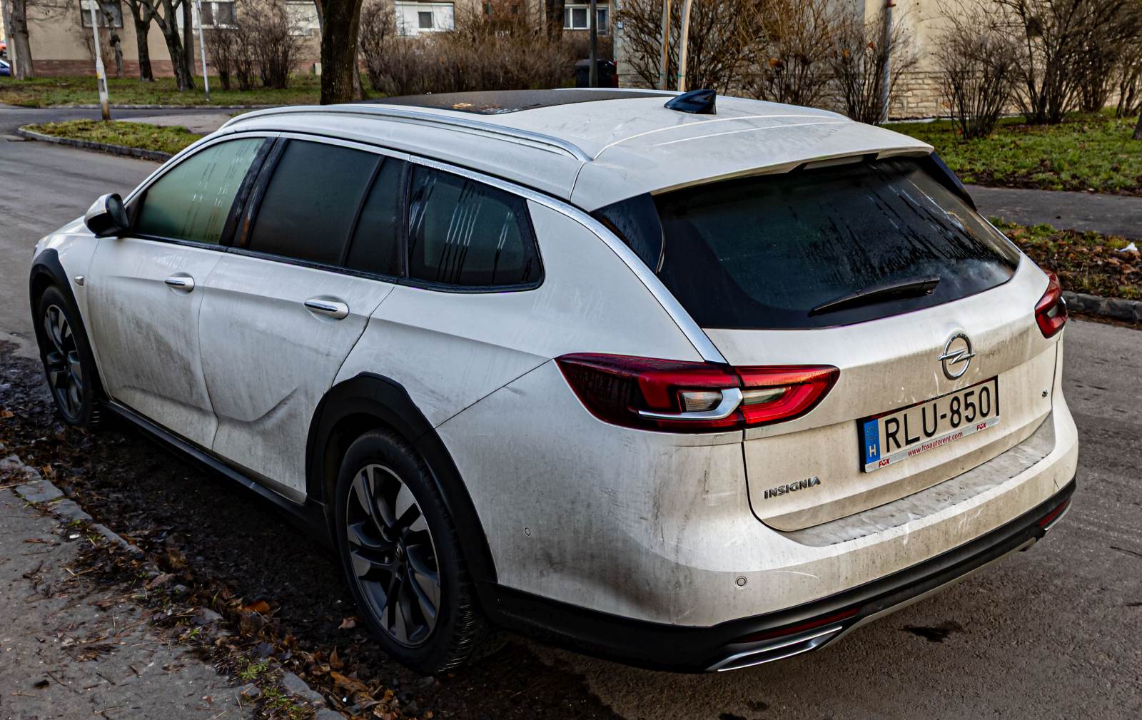 Rückansicht: Opel Insignia Country Tourer (zweite Generation, Baujahr 2019). Die Aufnahme stammt von Dezember, 2022.