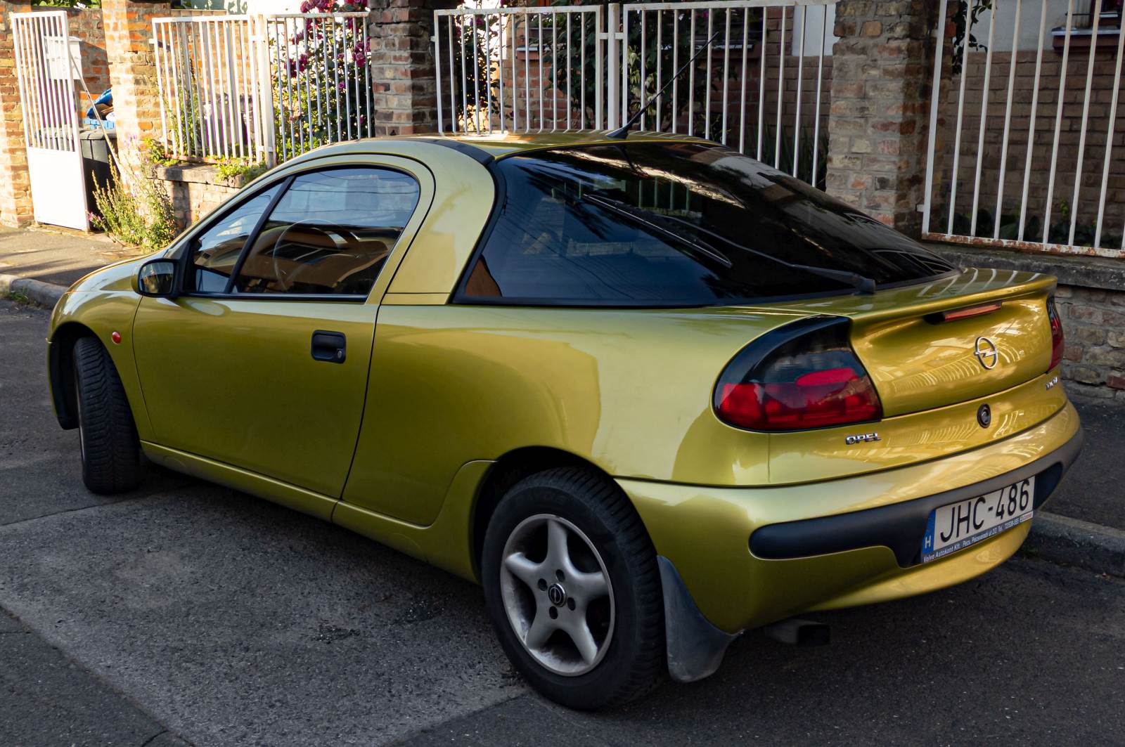 Rückansicht: Opel Tigra Mk1 in Brokatgelb (Curry Yellow auch genannt). Foto: 06.2022.