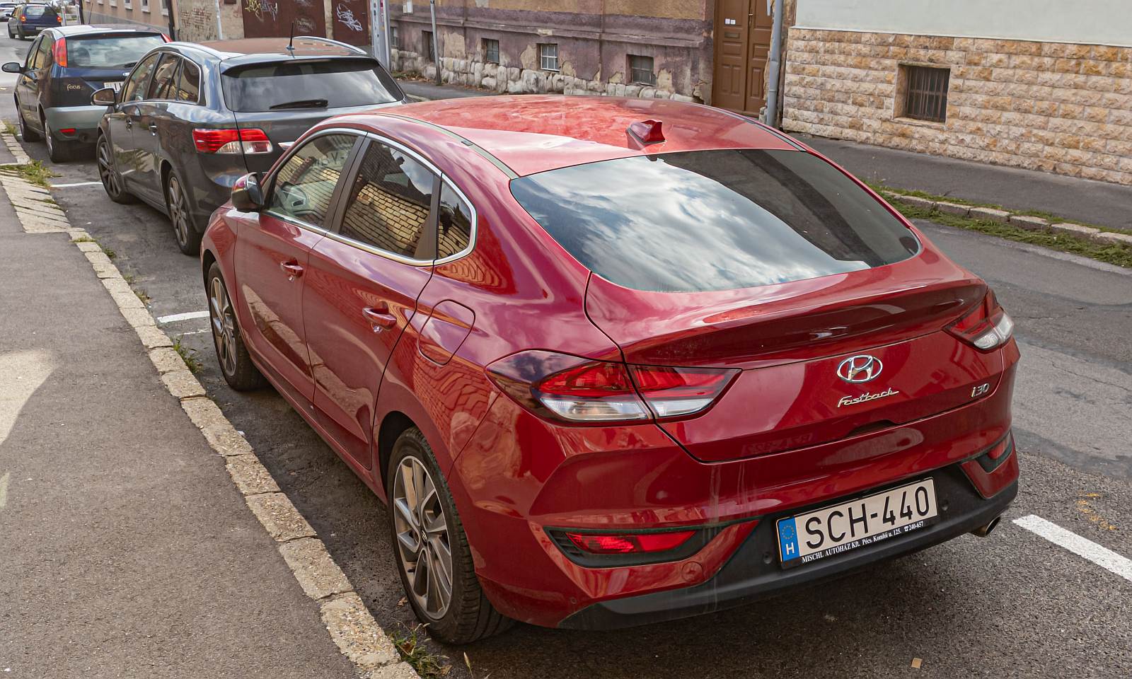 Rückansicht: roter Hyundai i30 Fastback. Die Aufnahme stammt vom September, 2022.