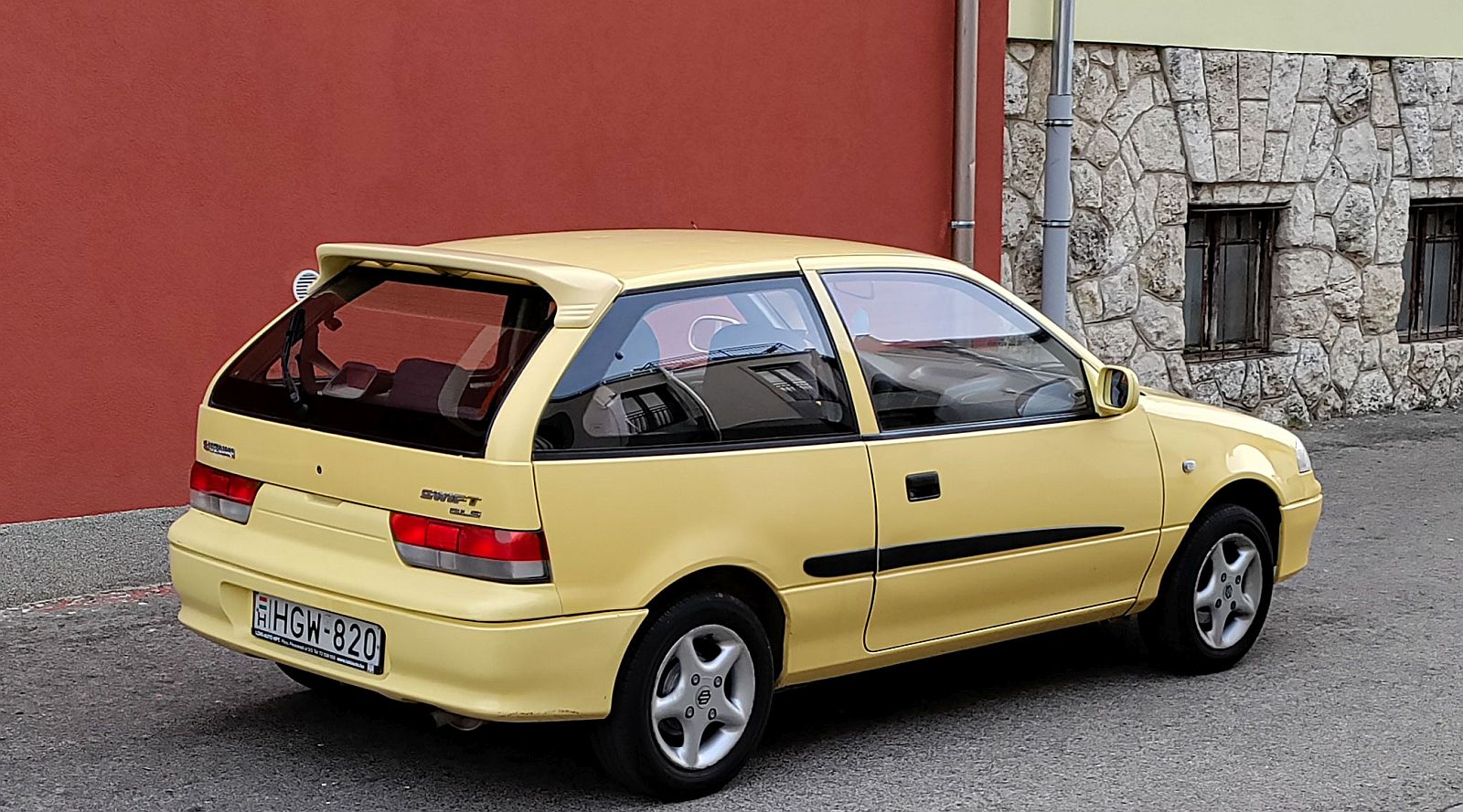 Rückansicht: Suzuki Swift Mk2 in der Farbe  Mimosa Yellow . Foto: 01.2023.