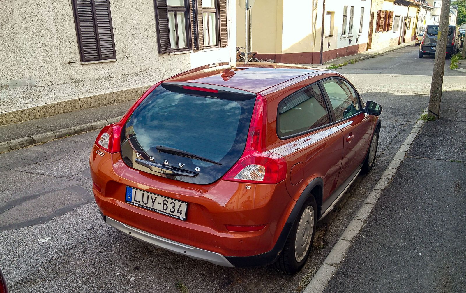 Rückansicht: Volvo C30 in Orange Flame. Foto: August, 2021.