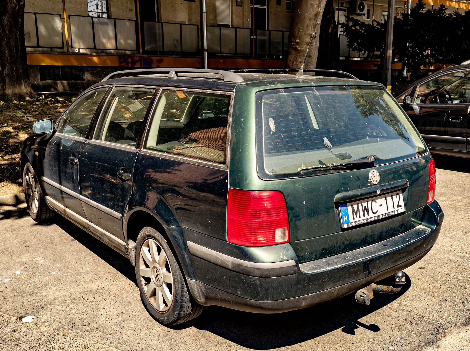 Rückansicht: VW Passat B5 Variant, vermutlich in Elegance Green. Foto: Juli, 2022.