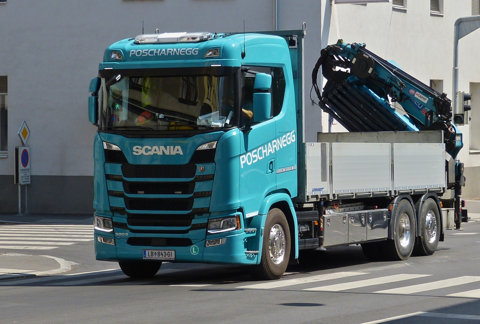 Scania 500 S Pritschenaufbau, aufgenommen in den Straen von Graz. 06.2023 