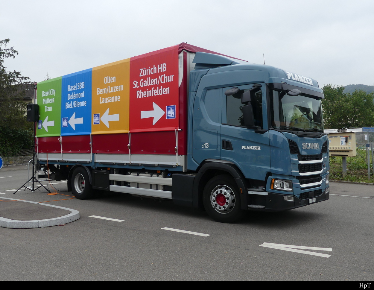 Scania mit Pritschenaufbau in Pratteln am 28.08.2022