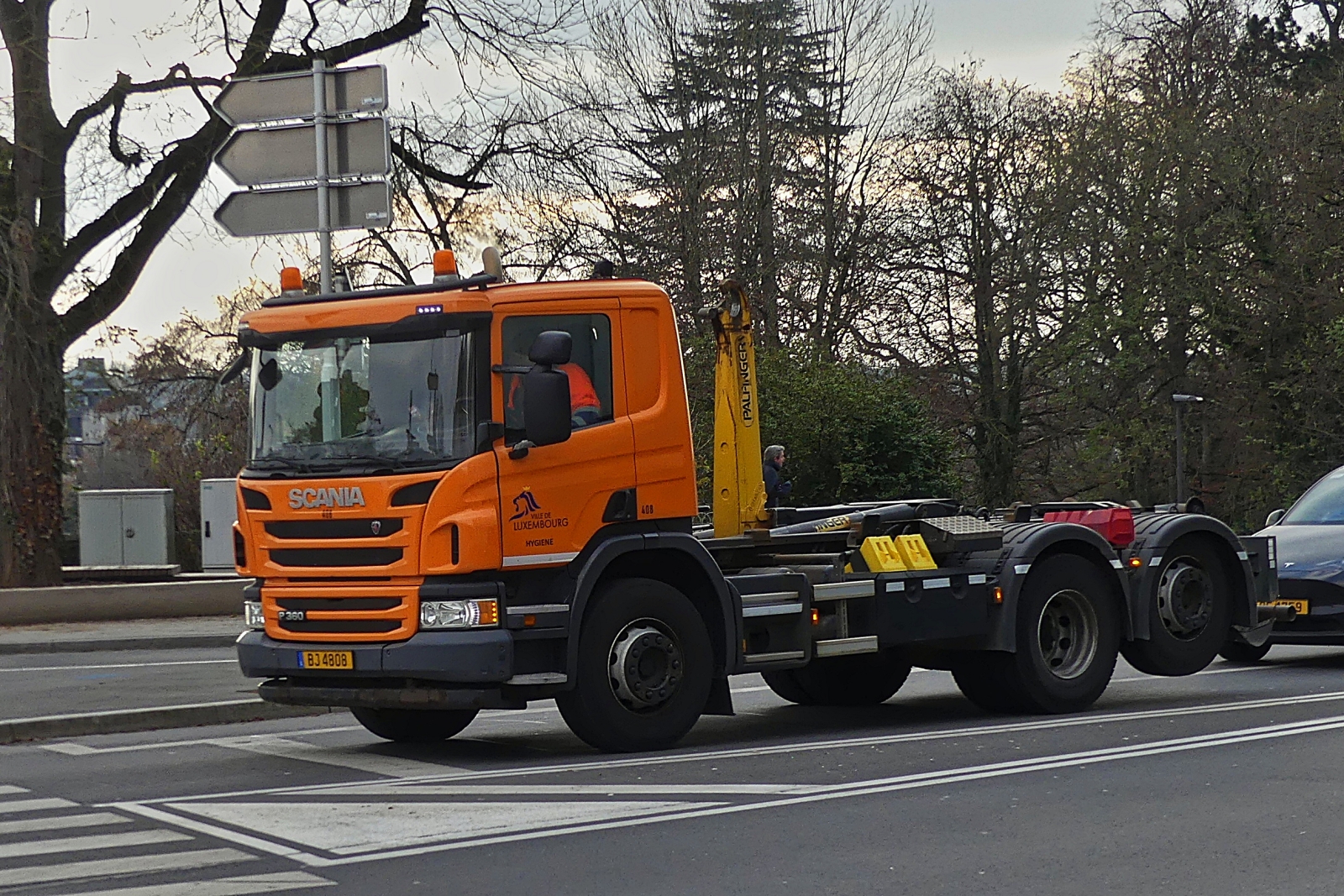 Scania P 360, Absetztkipper der Stadt  Luxemburg, aufgenommen in der Stadt Luxemburg. 12.2023