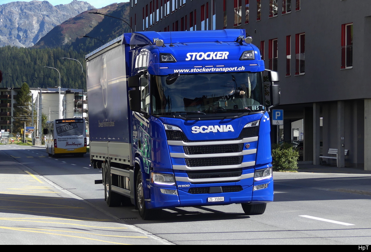 Scania R 500 mit Pritsche unterwegs in Davos am 03.10.2023