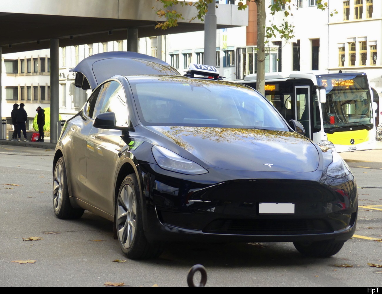 Schwarzes Tesla Taxi beim Bhf. Schaffhausen am 26.11.2023