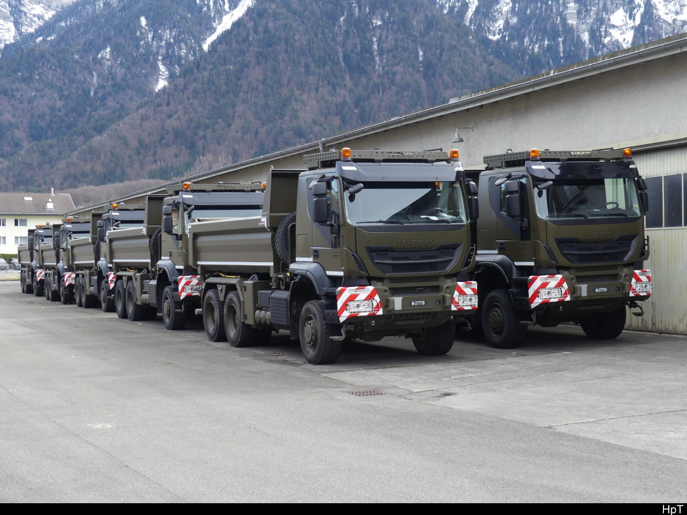 Schweizer Armee - 12 Stück Iveco TRAKKER 500 ES Kipper abgestellt in Bönigen bei Interlaken
