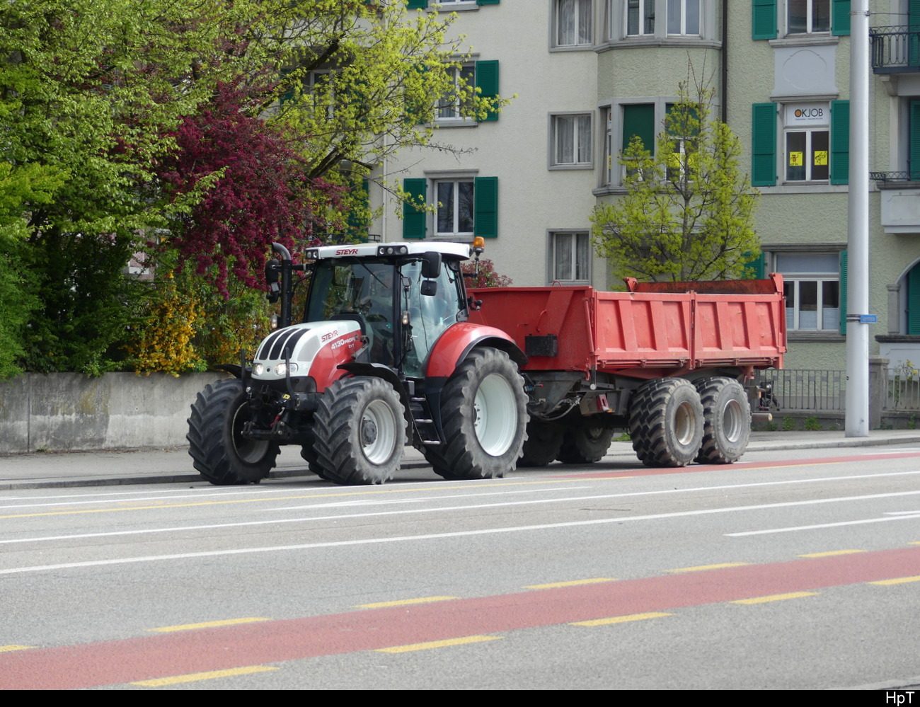 Steyr 4130 Profi CVT Traktor mit Anhänger unterwegs in der Stadt Solothurn am 19.04.2023