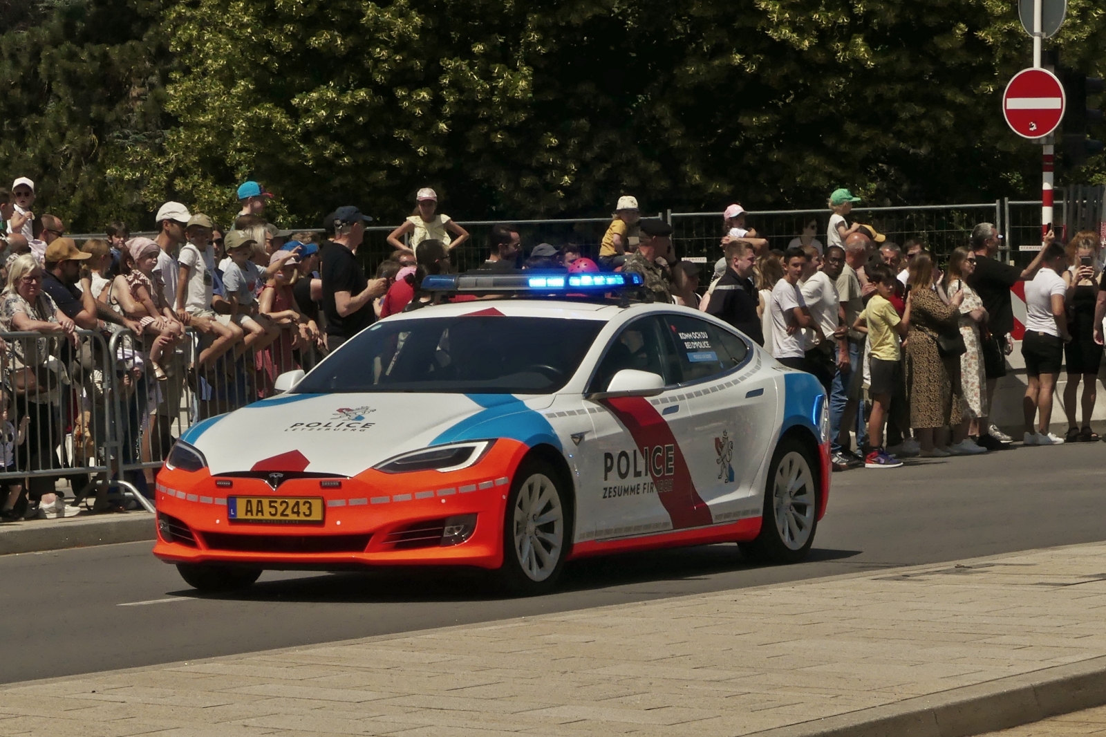Tesla S der luxemburgischen Polizei nahm an der Militärparade in der Stadt Luxemburg teil. 23.06.2023