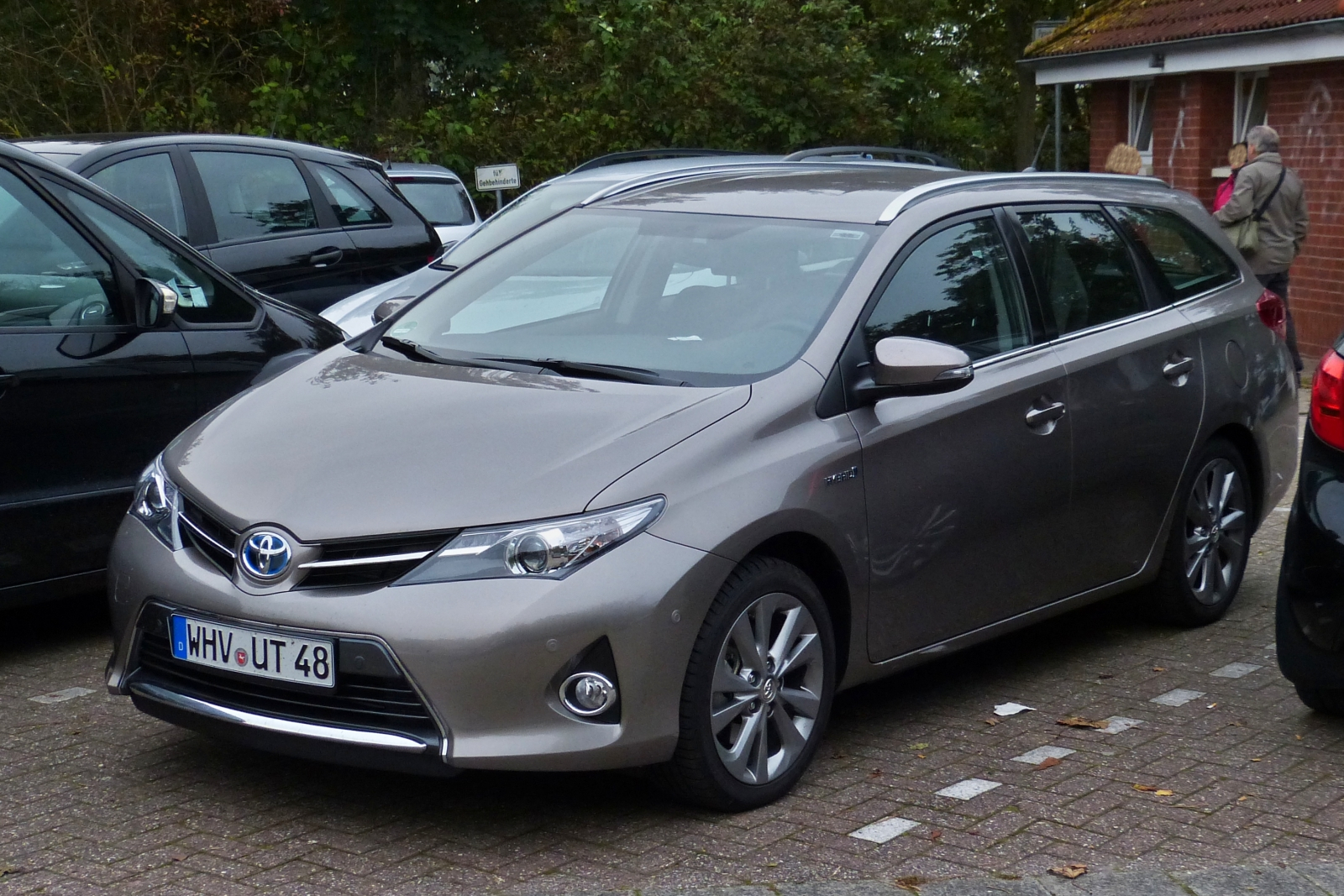 Toyota Auris Hybrid, gesehen auf einem Parkplatz. 10.2014